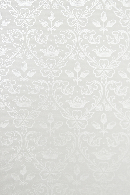 motif wallpaper with clover and acorns in white and metallic silver