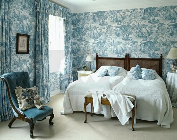 Bluewhite Toile de Jouy wallpaper with matching curtains in bedroom 580x459