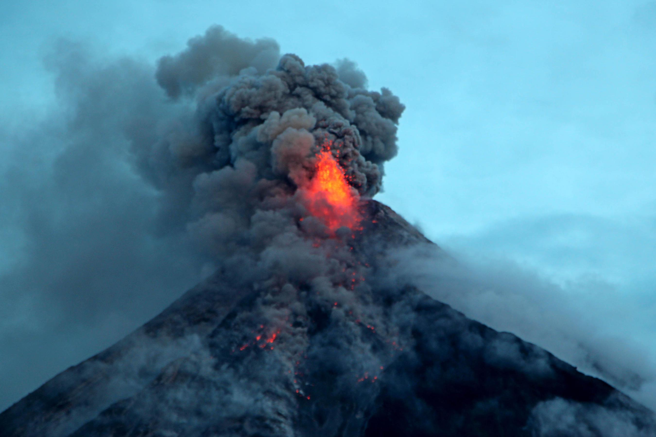 Couples stunning wedding pics as Mayon volcano erupts in the 2700x1800. 