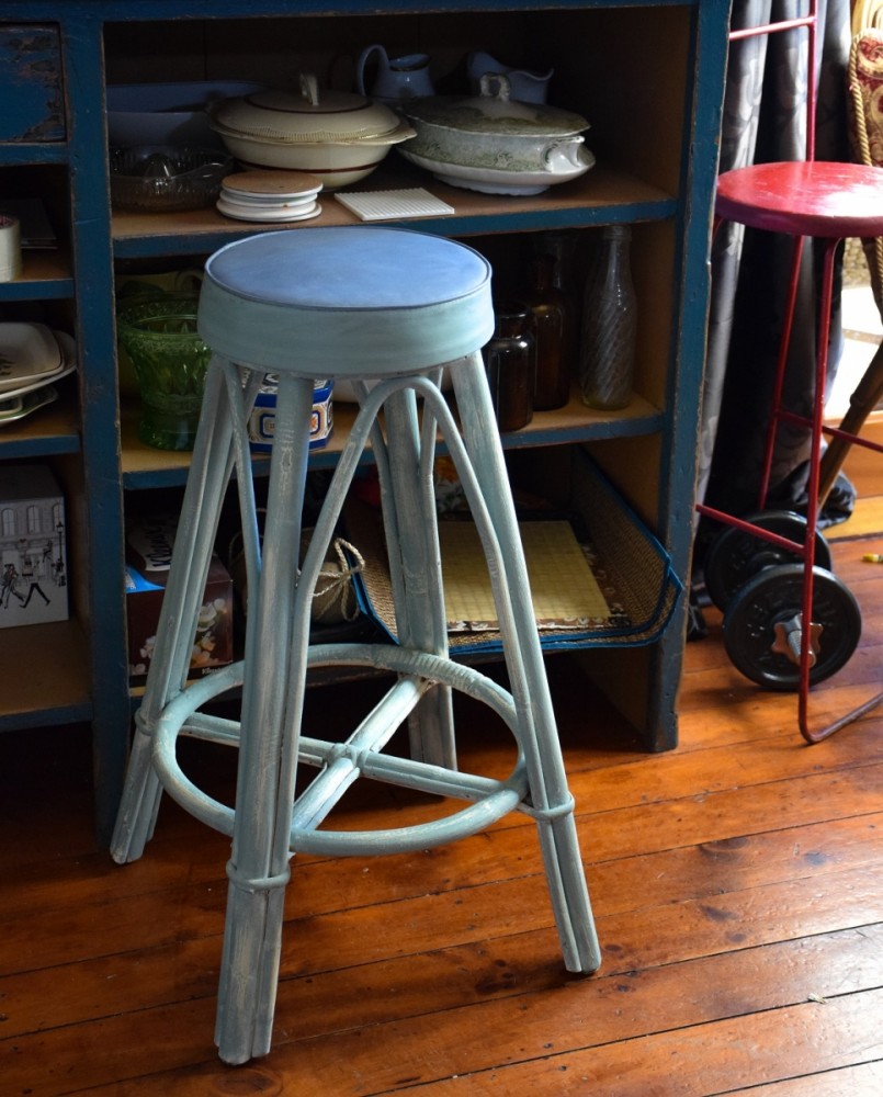 Paint over an old vinyl retro chair or stool