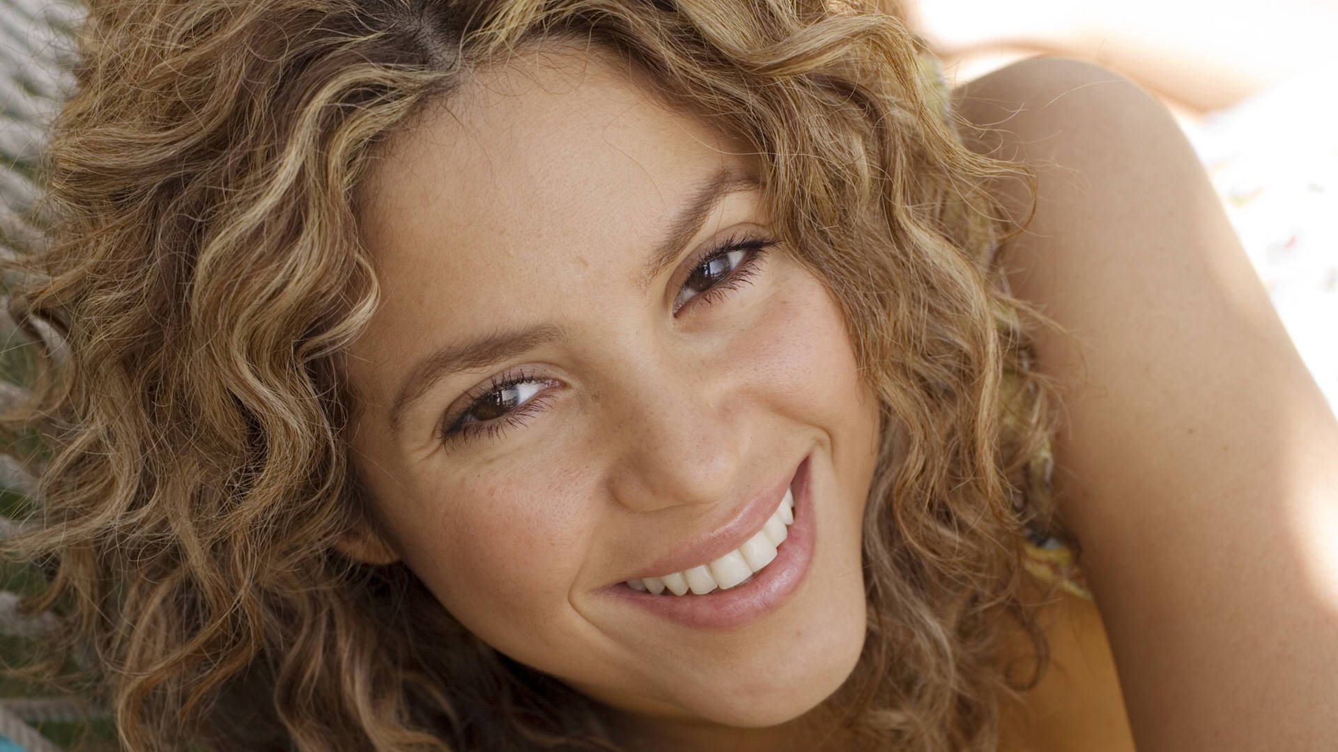 Wallpaper Shakira Hair Smile Singer Full HD