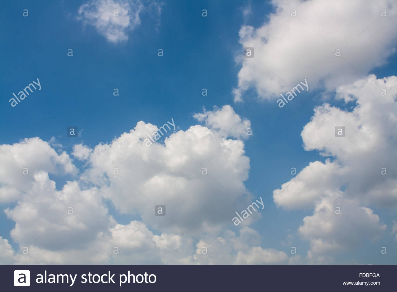 Bellissimo Il Cielo Blu Con Nuvole Bianche Wallpaper Foto