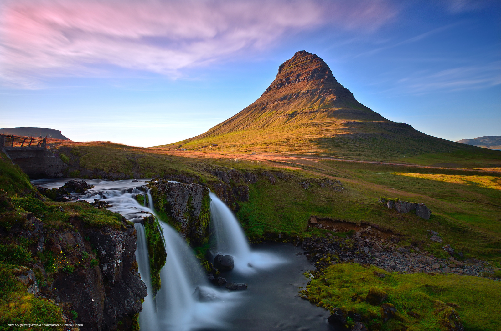 Hình nền Iceland với khung cảnh thiên nhiên tuyệt đẹp từ thác nước Kirkjufellsfoss sẽ đưa bạn đến một thế giới hoang sơ, ma mị và đầy kỳ quan. Với góc nhìn và màu sắc sống động, hình nền này sẽ giúp bạn trở thành nhiếp ảnh gia chuyên nghiệp chỉ trong một khoảnh khắc.