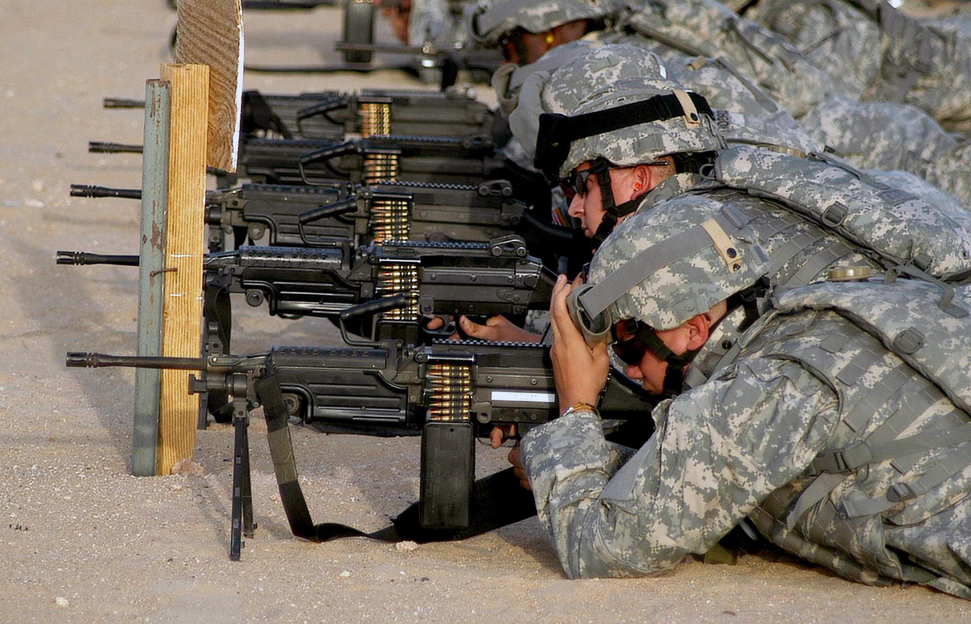 M249 SAW machine weapon gun military soldier ammo d JPEG wallpaper