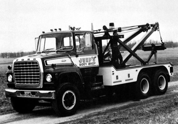 Ford Lnt8000 Tow Truck Wallpaper