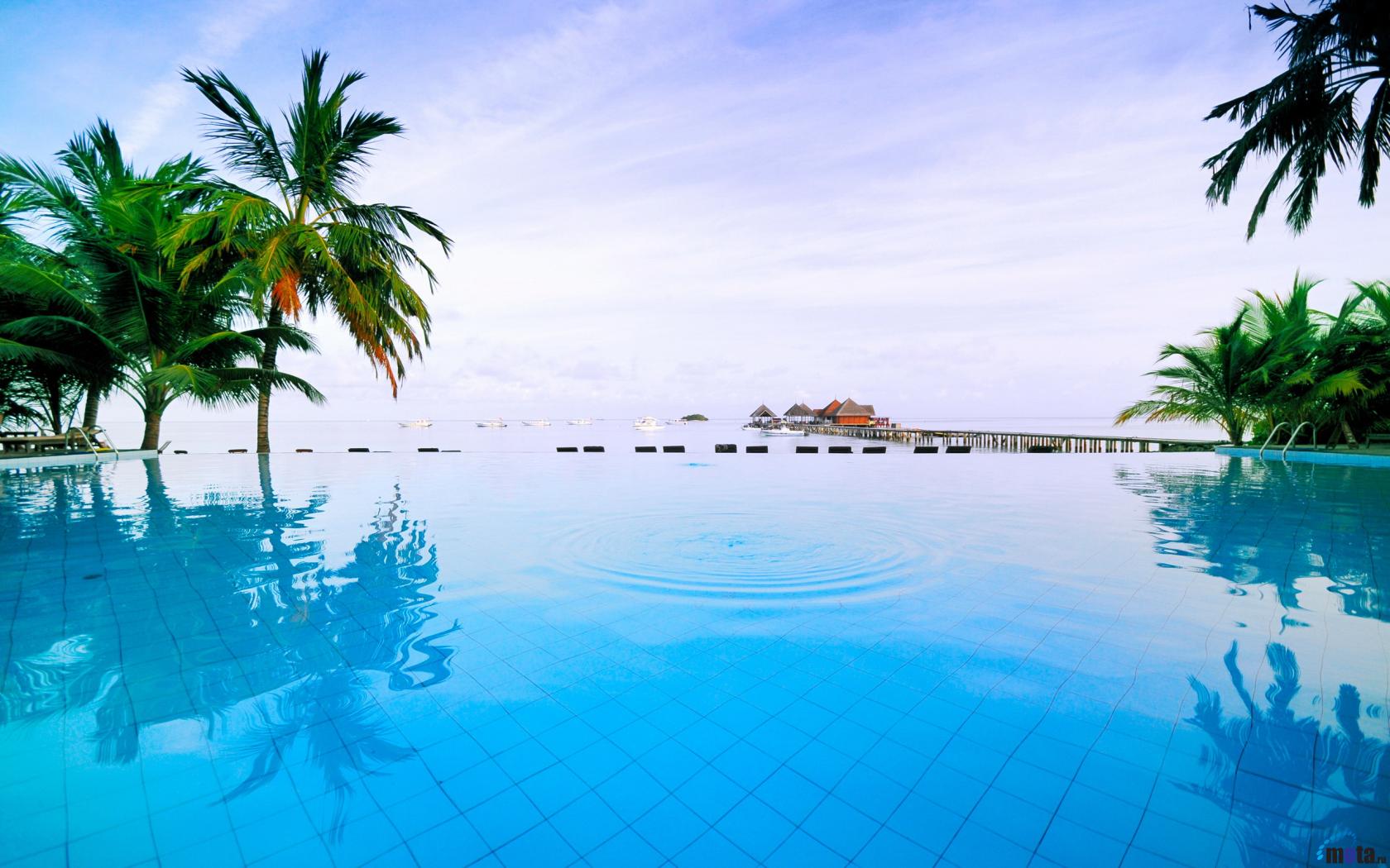Download Wallpaper Swimming pool in Maldives hotel 1680 x 1050