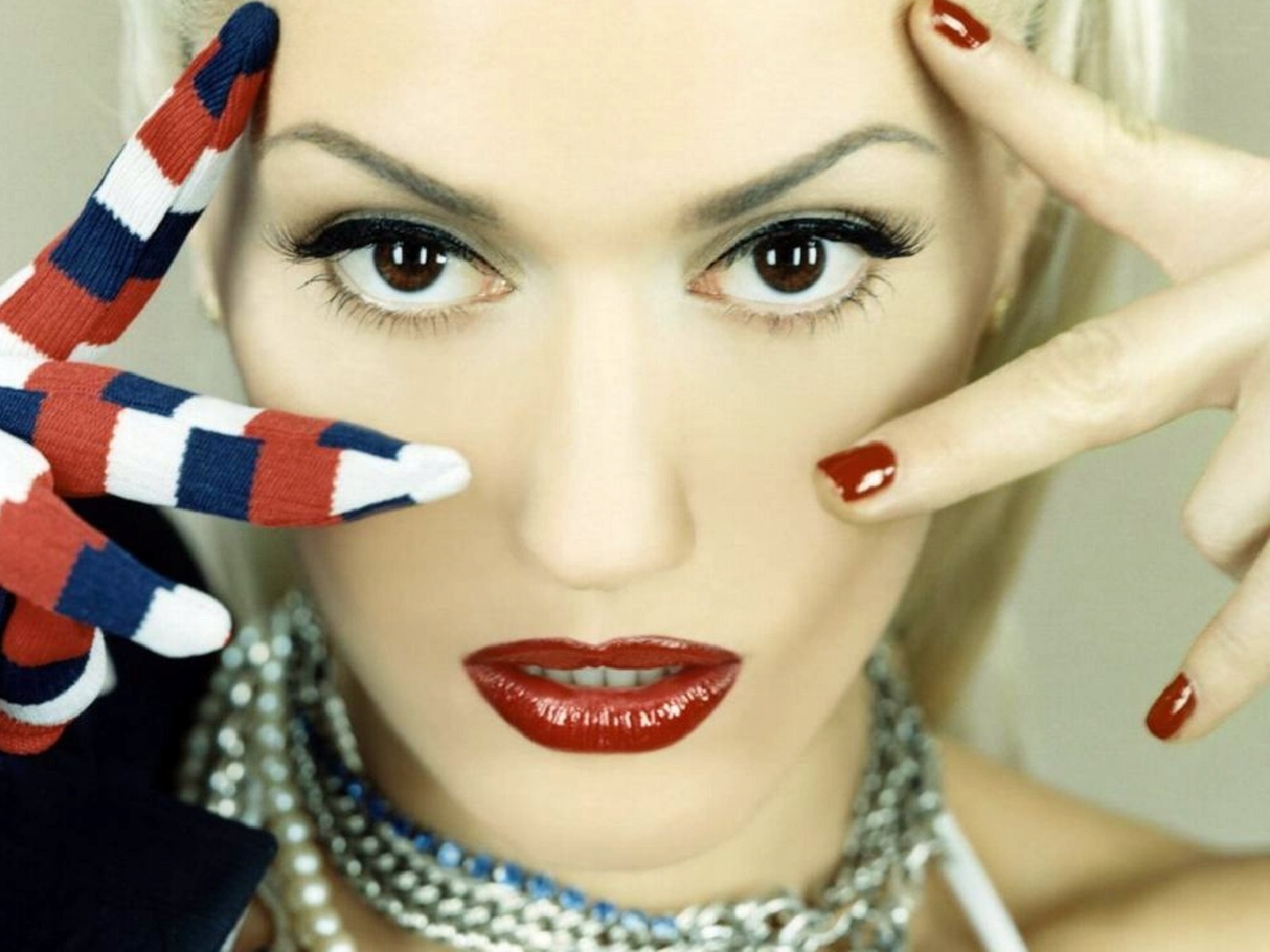 Download our latest collection of Gwen Stefani Desktop Wallpaper free