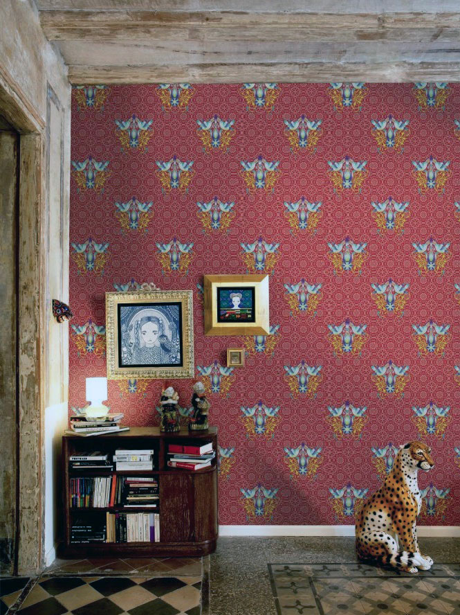 Old Style Modern Wallpaper With Red And Gold Accents Interior Design