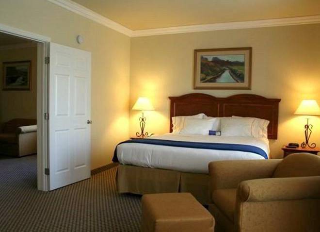 Holiday Inn Express Hotel Suites Rooms