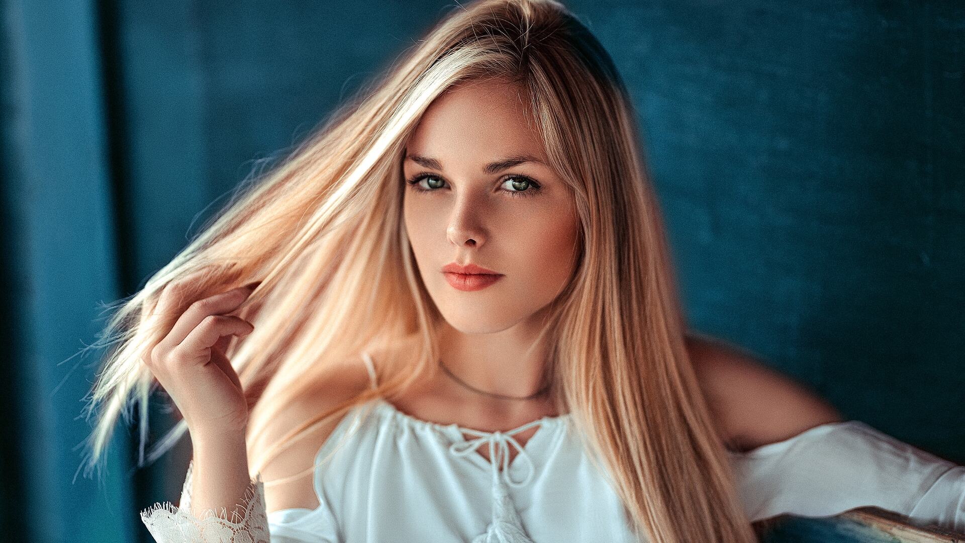 Cute Girl Wallpaper