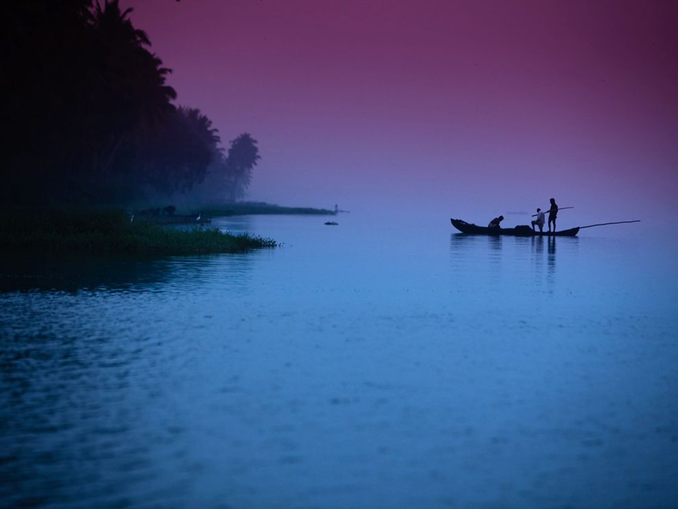 Photo Fishermen In A Boat On Lake Before Dawn
