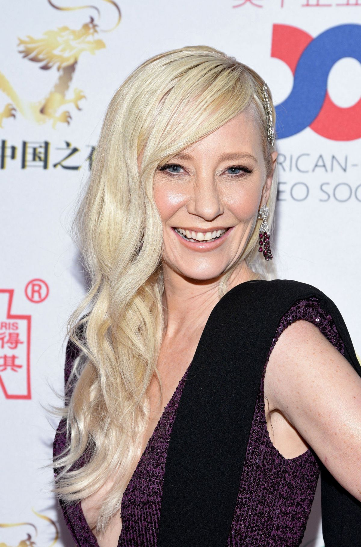 Anne Heche At Hollywood China Night Oscar Ing Party Wallpaper