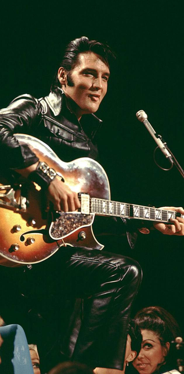 Elvis Presley Smilende Ved Et Concert Tema Tapet Wallpaper