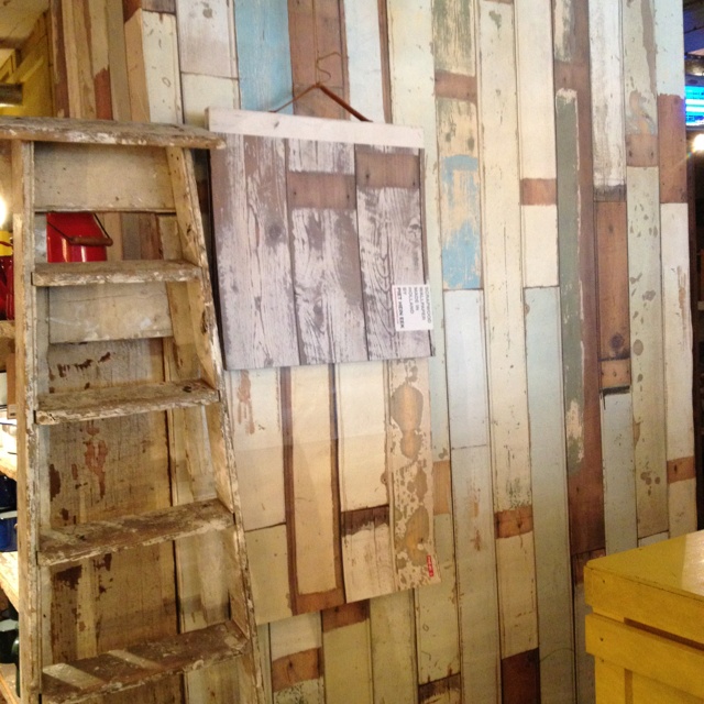 Fun Wallpaper That Looks Like Battered Old Planks Of Wood My Style