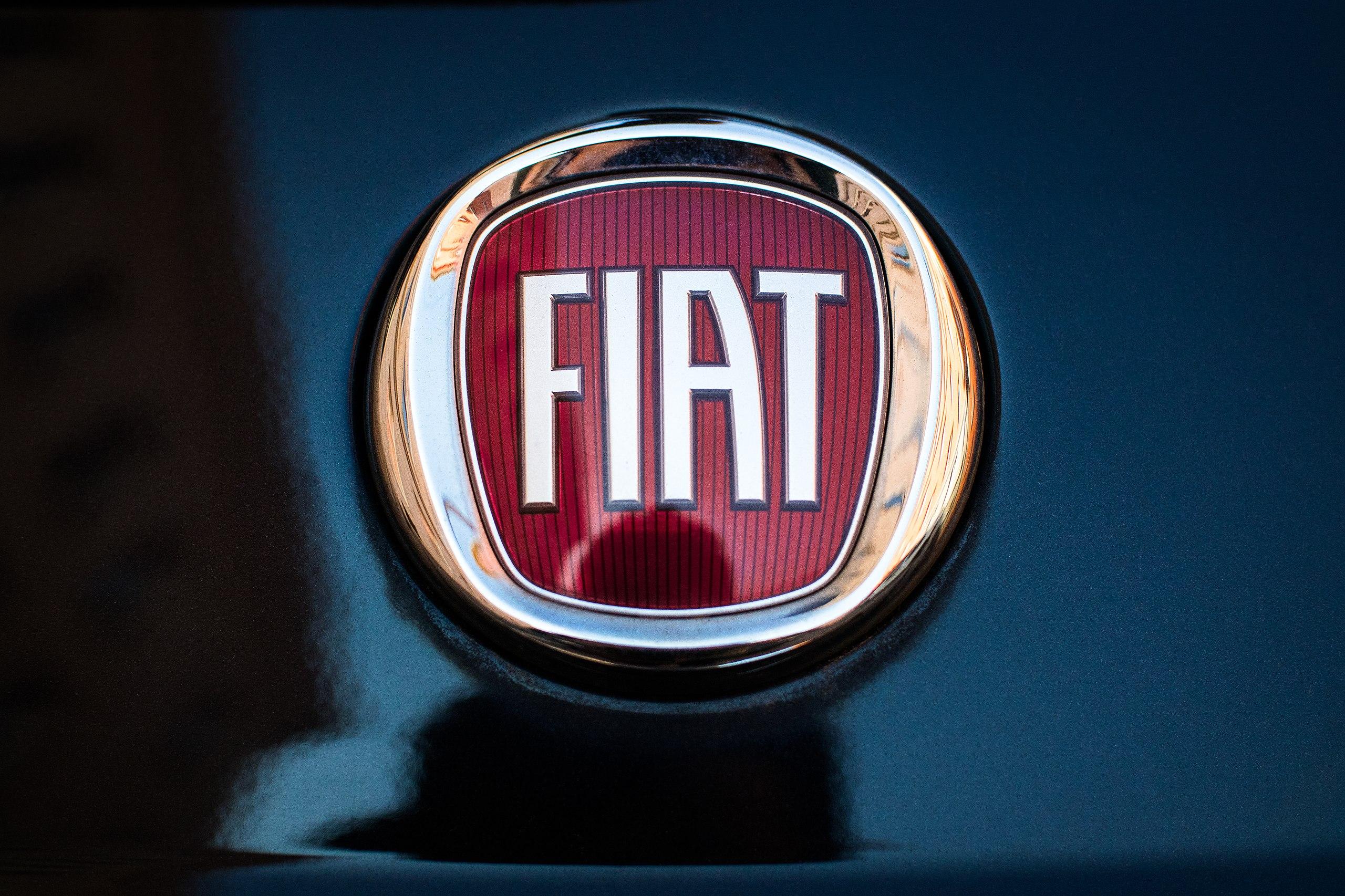 File Fiat Badge On A Car Jpg Wikimedia Mons