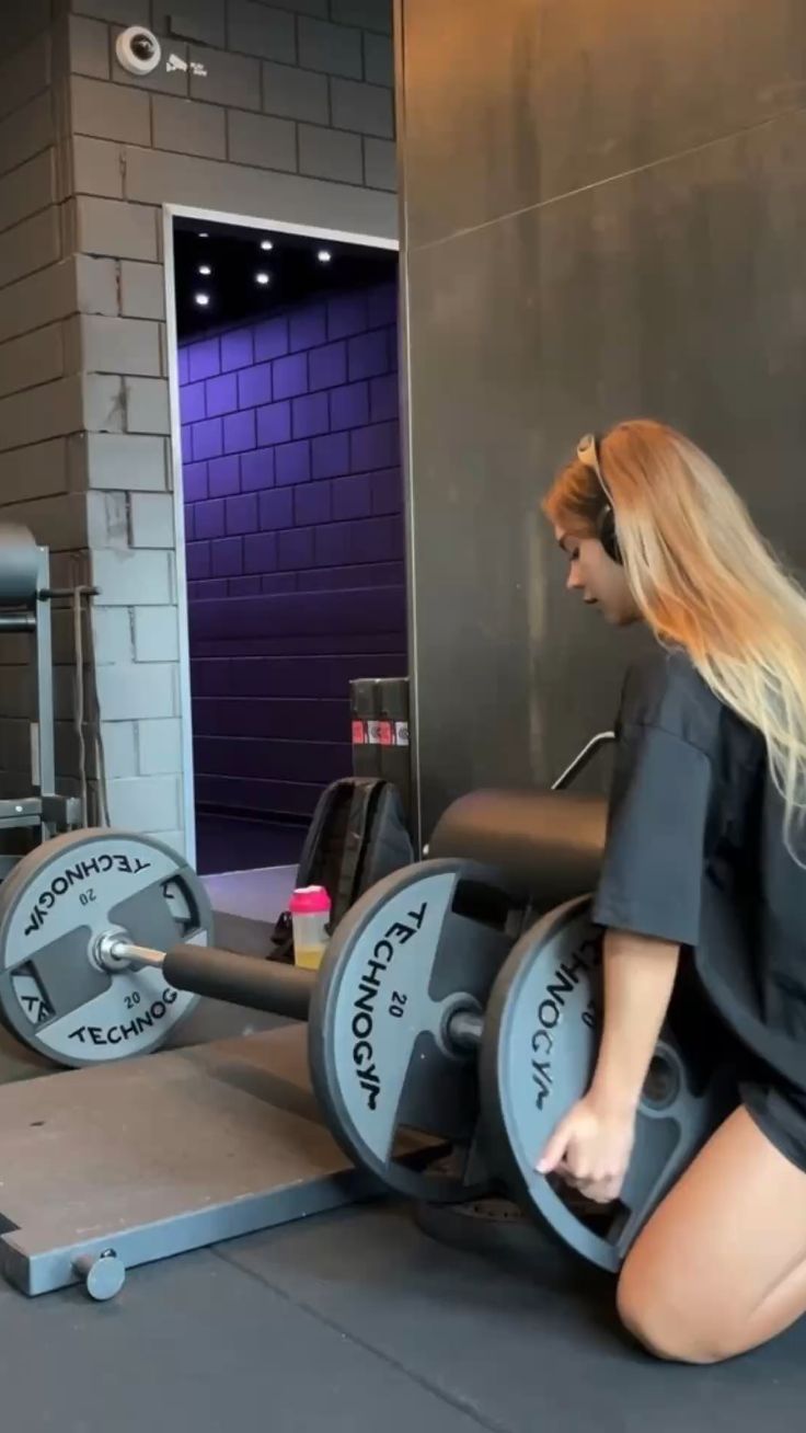 Gym Girl Aesthetic Wallpaper