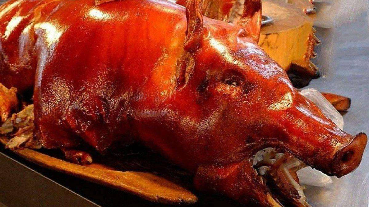 Lechon On Wooden Plate 7fh5y9bzs7z0u3xj Wallpaper