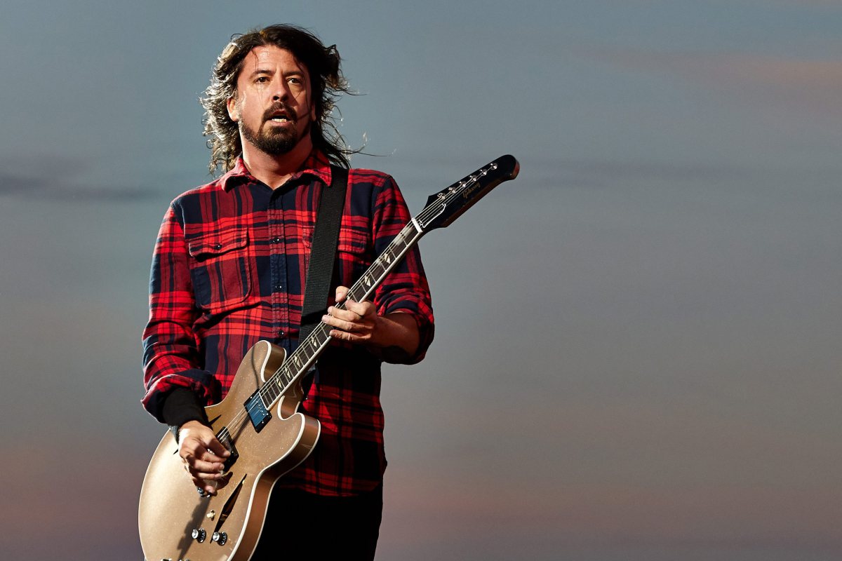 Foo Fighters Tweet Nasty X Ray Of Dave Grohl S Broken Leg