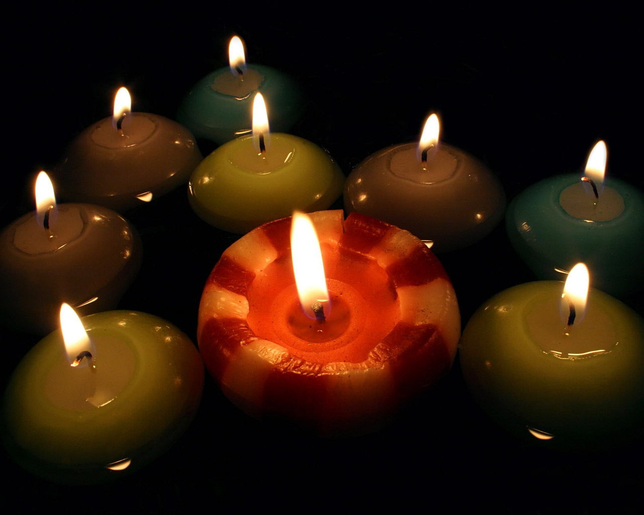 Round Candles Wallpaper