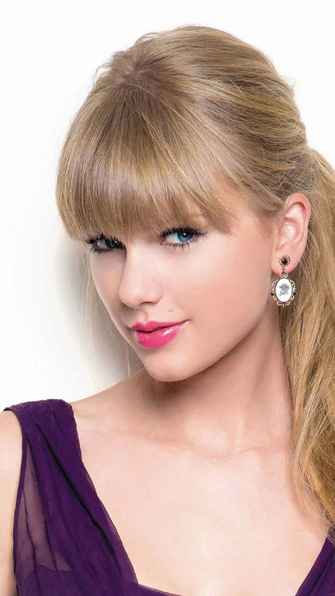 Taylor Swift Sweet HD Wallpaper For Your iPhone