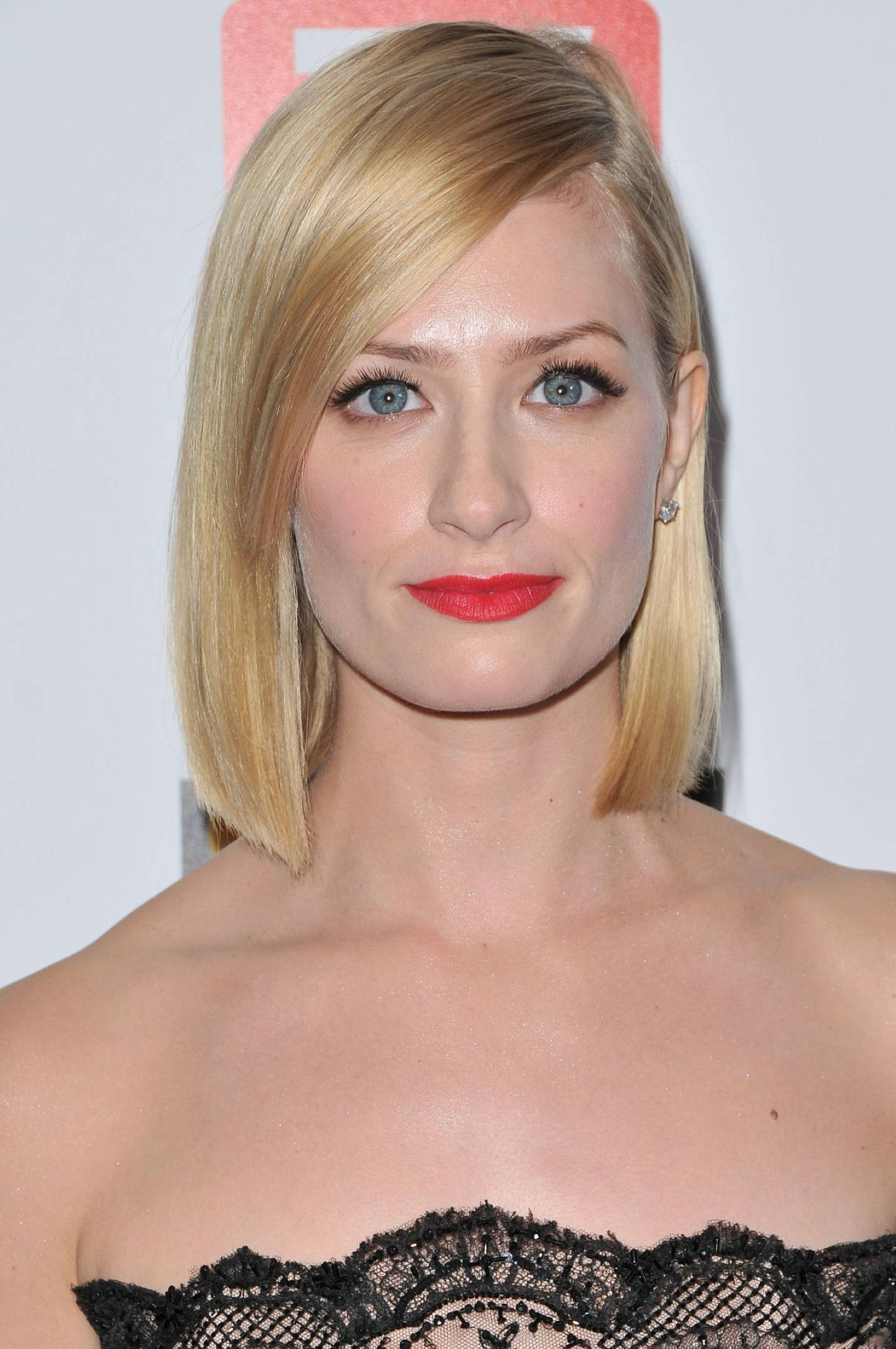 Beth Behrs Advocacy Awards Wallpaper