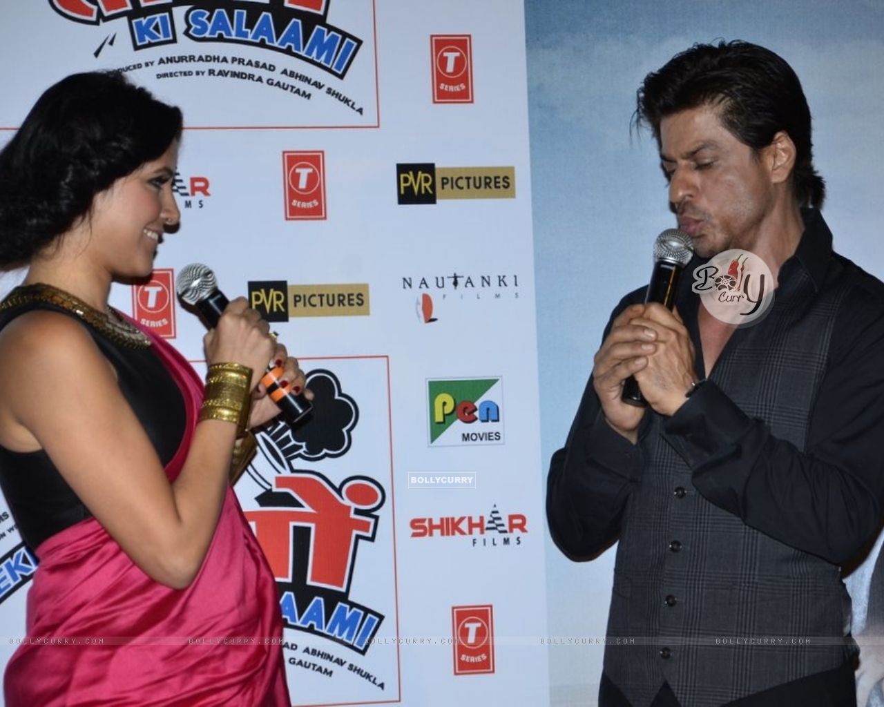 Wallpaper Neha Dhupia Interacts With Shah Rukh Khan At The