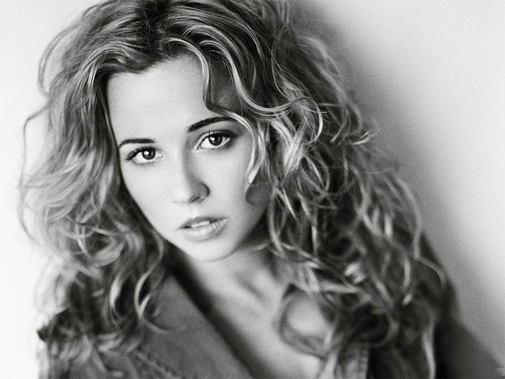 American Television And Film Actress Linda Cardellini Wallpaper