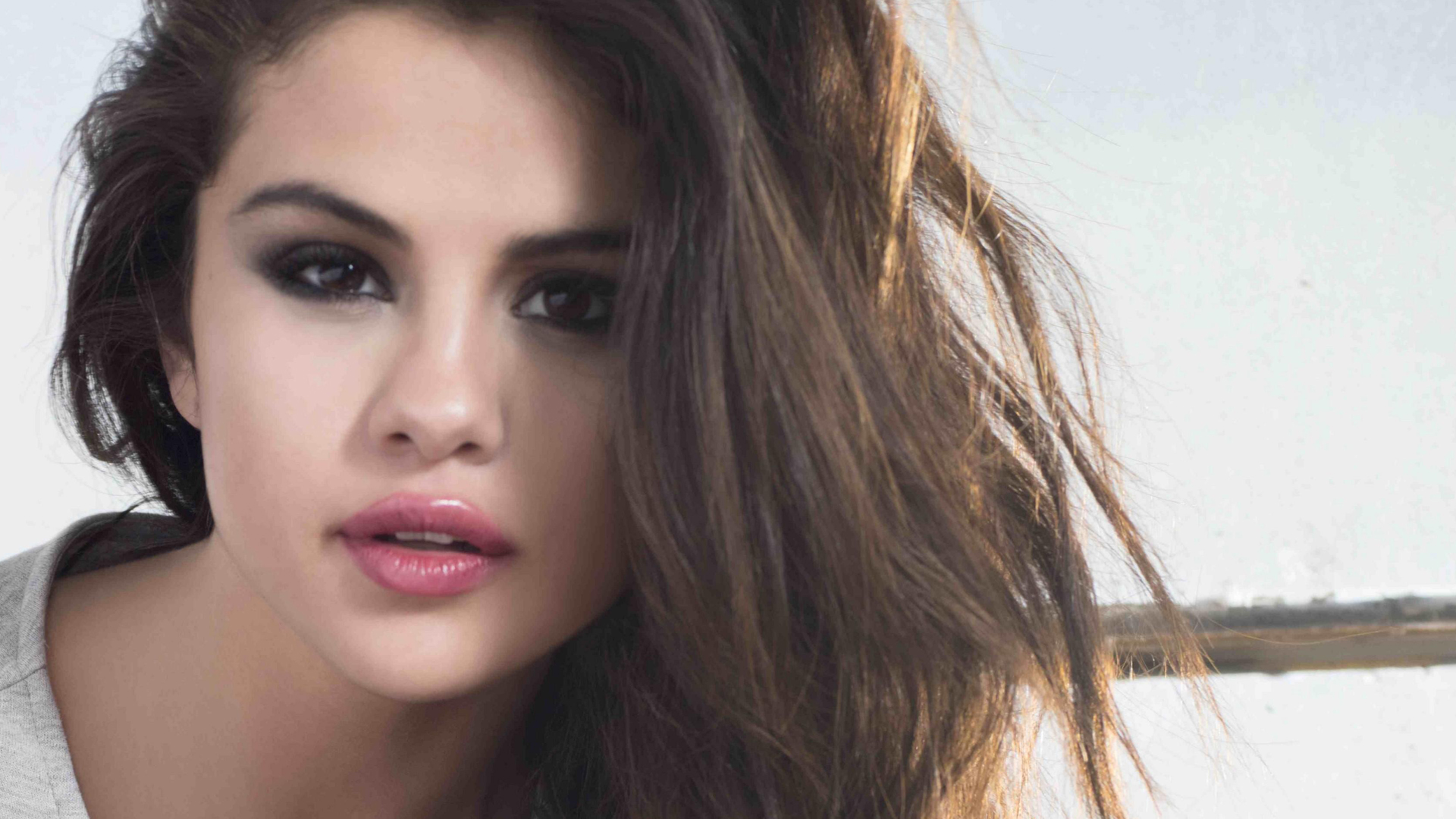 Cute Selena Gomez HD Background Wallpapercraft