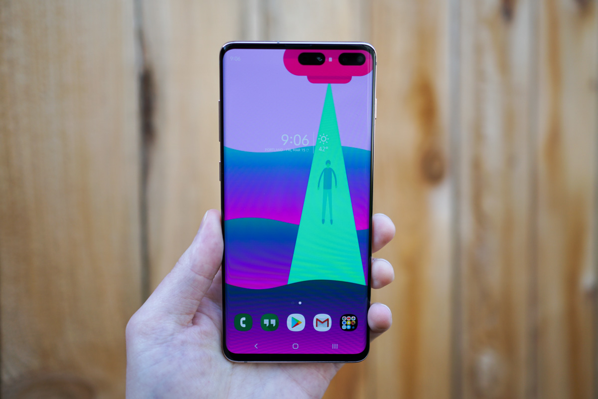 You Need These Wallpaper That Embrace Your Galaxy S10 Display Cutout