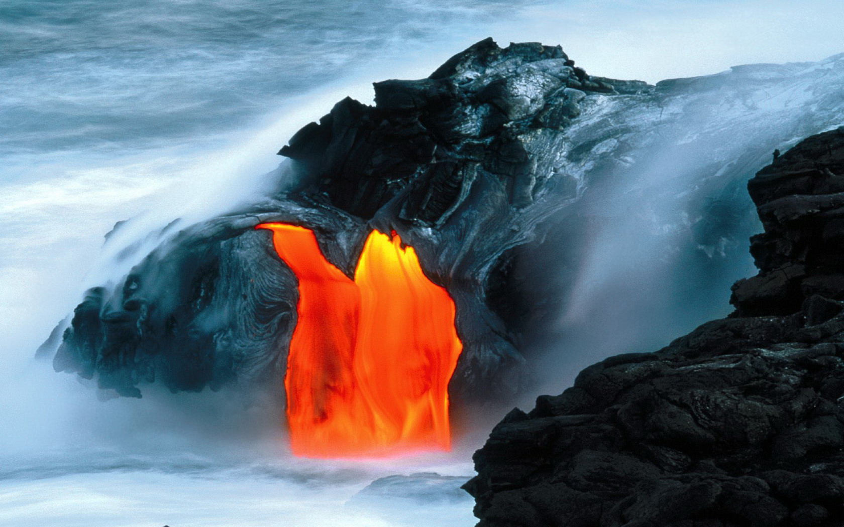 Lava Flow from Kilauea Volcano Hawaii, hình ảnh hoang sơ và đầy ma lực này sẽ khiến bạn truyền cảm hứng. Sự dữ dội của núi lửa và lớp đất trầm tích dưới đó khiến cho bức hình này trở nên đặc biệt và cực kỳ cuốn hút. Cùng đắm mình trong thế giới cháy nổ của núi lửa trên đỉnh Kilauea.