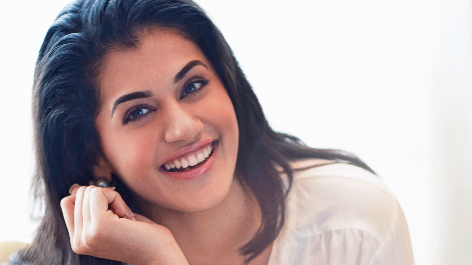 Actress Taapsee Pannu Wallpaper In Jpg Format For