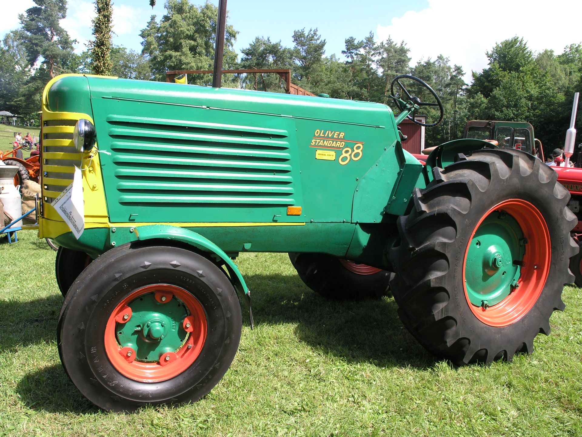 Top Oliver Tractor Wallpaper