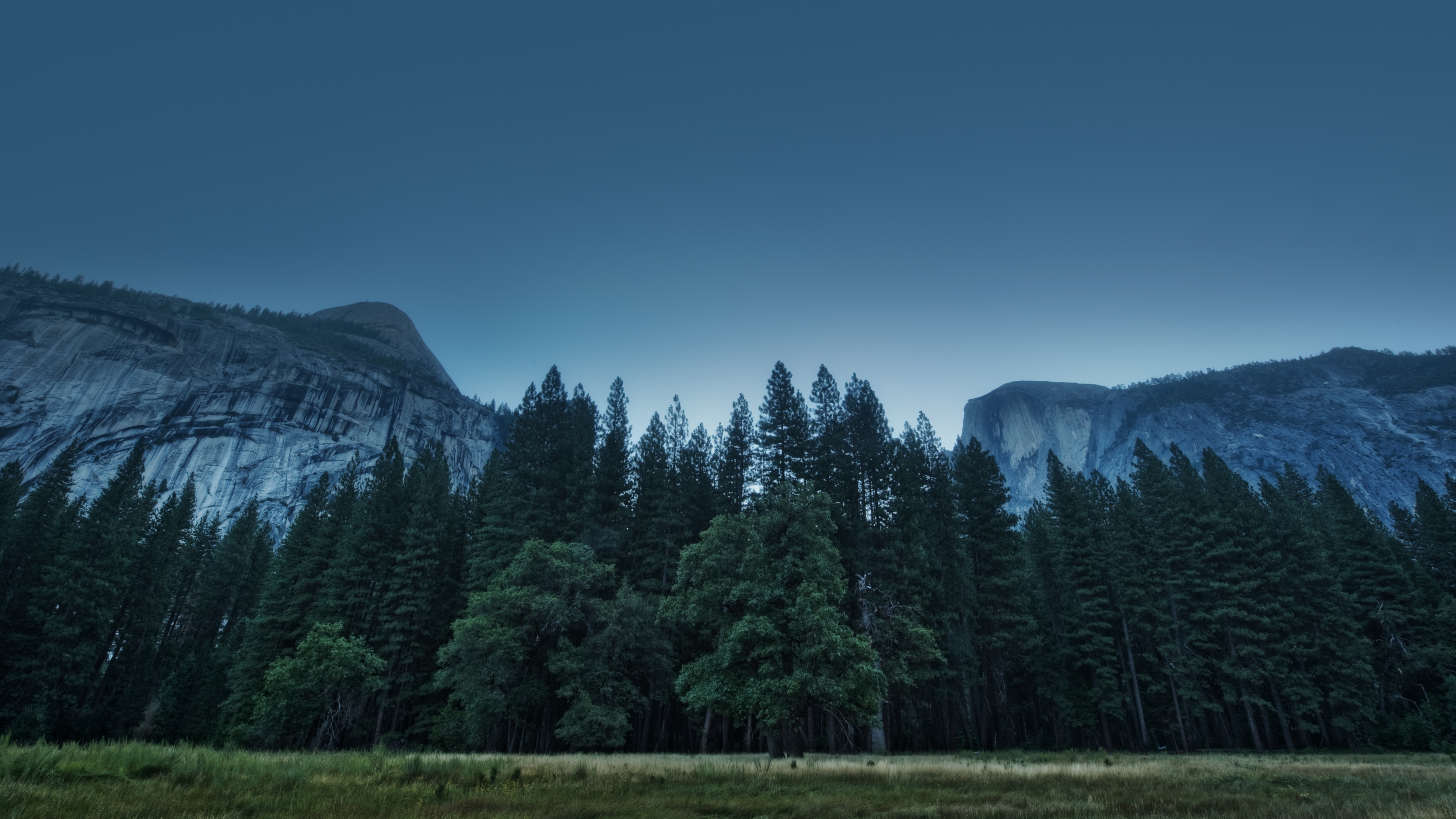 Hình nền Yosemite đẹp lung linh sẽ khiến bạn đắm chìm trong vẻ đẹp tự nhiên hùng vĩ của công viên quốc gia này. Hãy chọn hình nền này để mang lại nét đẹp hoang sơ, không gian yên tĩnh cho màn hình của bạn.
