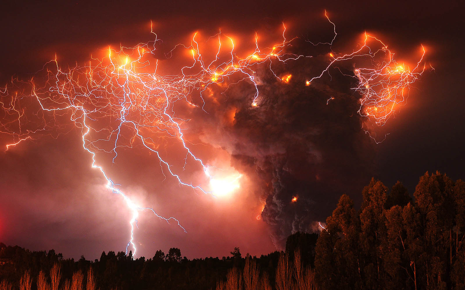 Volcano Erupts Photos Wallpaper Image Pictures And Background