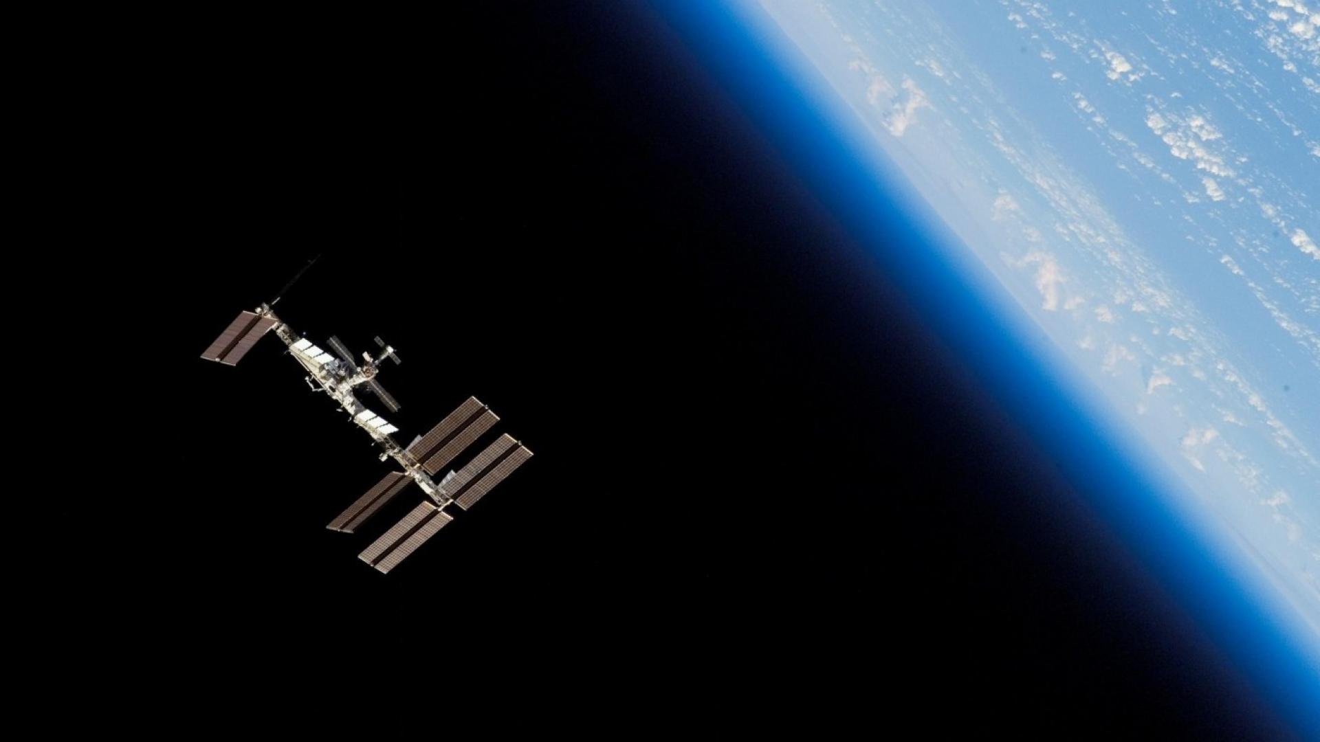 Station Iss Orbit Pla Earth Space Wallpaper