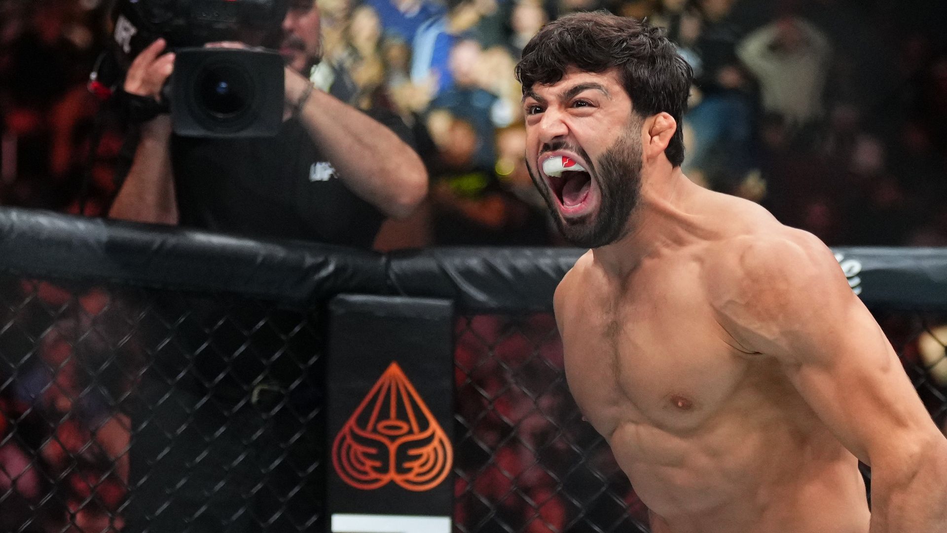 Arman Tsarukyan Stuns Beneil Dariush For A Knockout Finish Wallpaper
