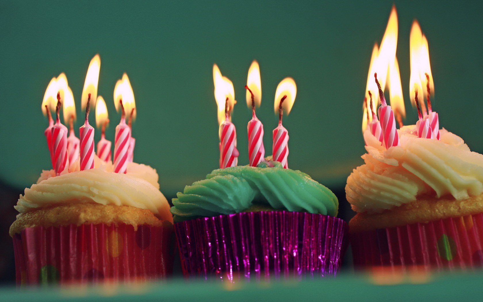 Cupcakes Happy BirtHDay Candles HD Wallpaper