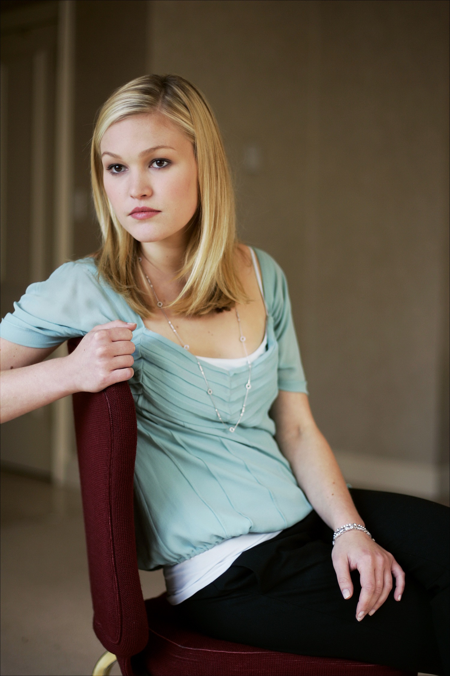 Julia Stiles Wallpaper High Resolution And Quality