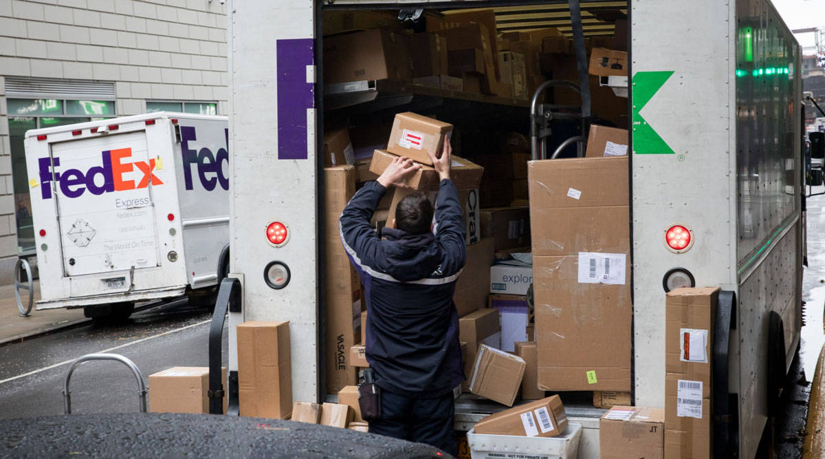 Man Unloading Packages Fedex Tracking Az515aalab5vt7bo Wallpaper