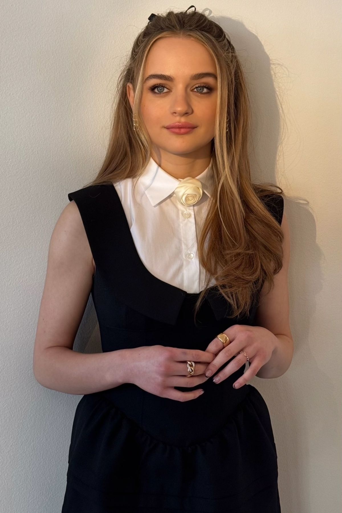 Joey King At A Photoshoot February Wallpaper