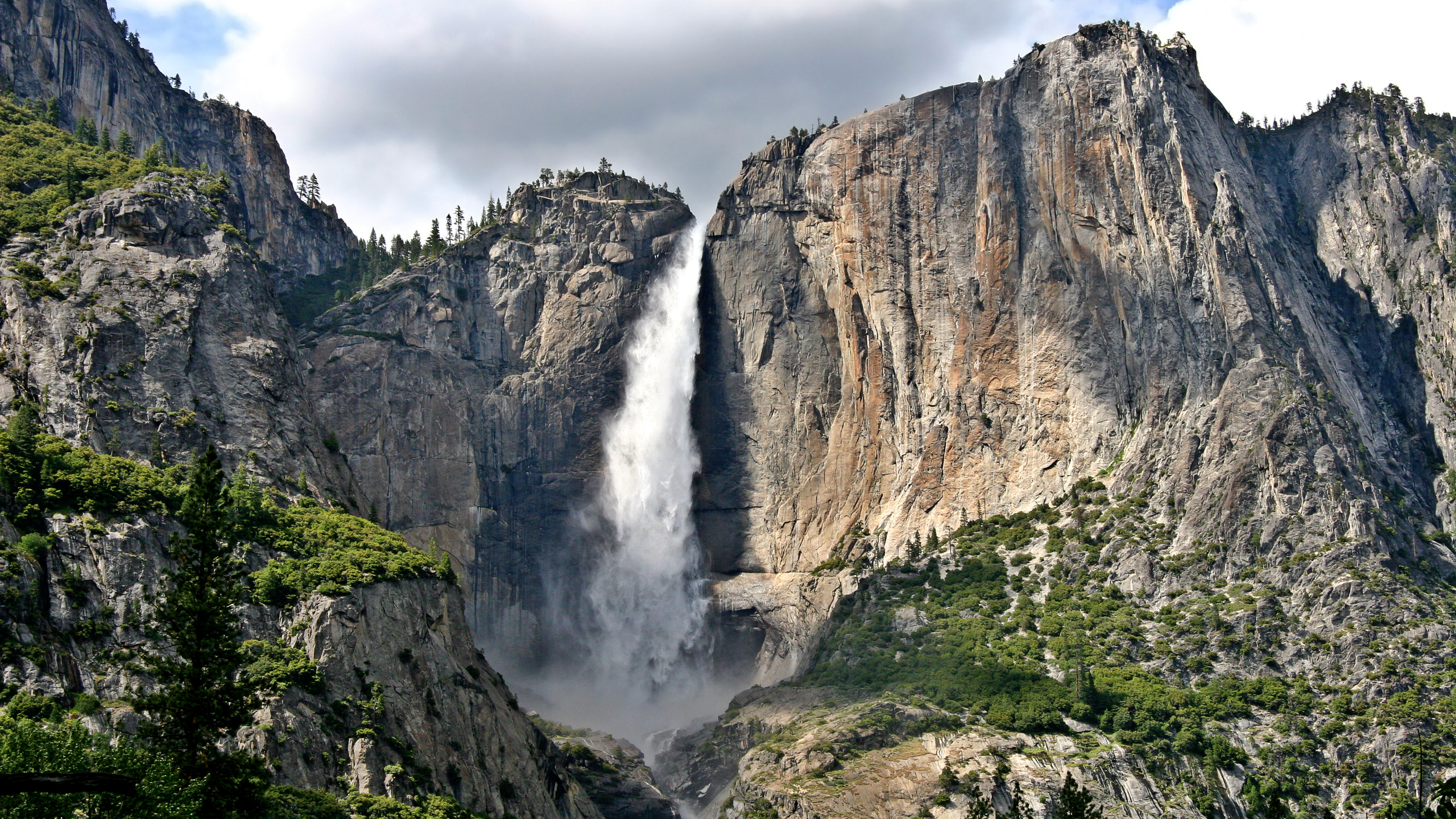 Yosemite Falls Background Wallpaper Baltana