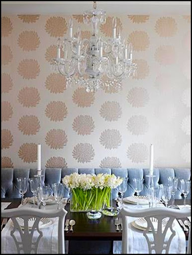 Bold Florals Are So Popular Right Now This Wallpaper Bees Subtle