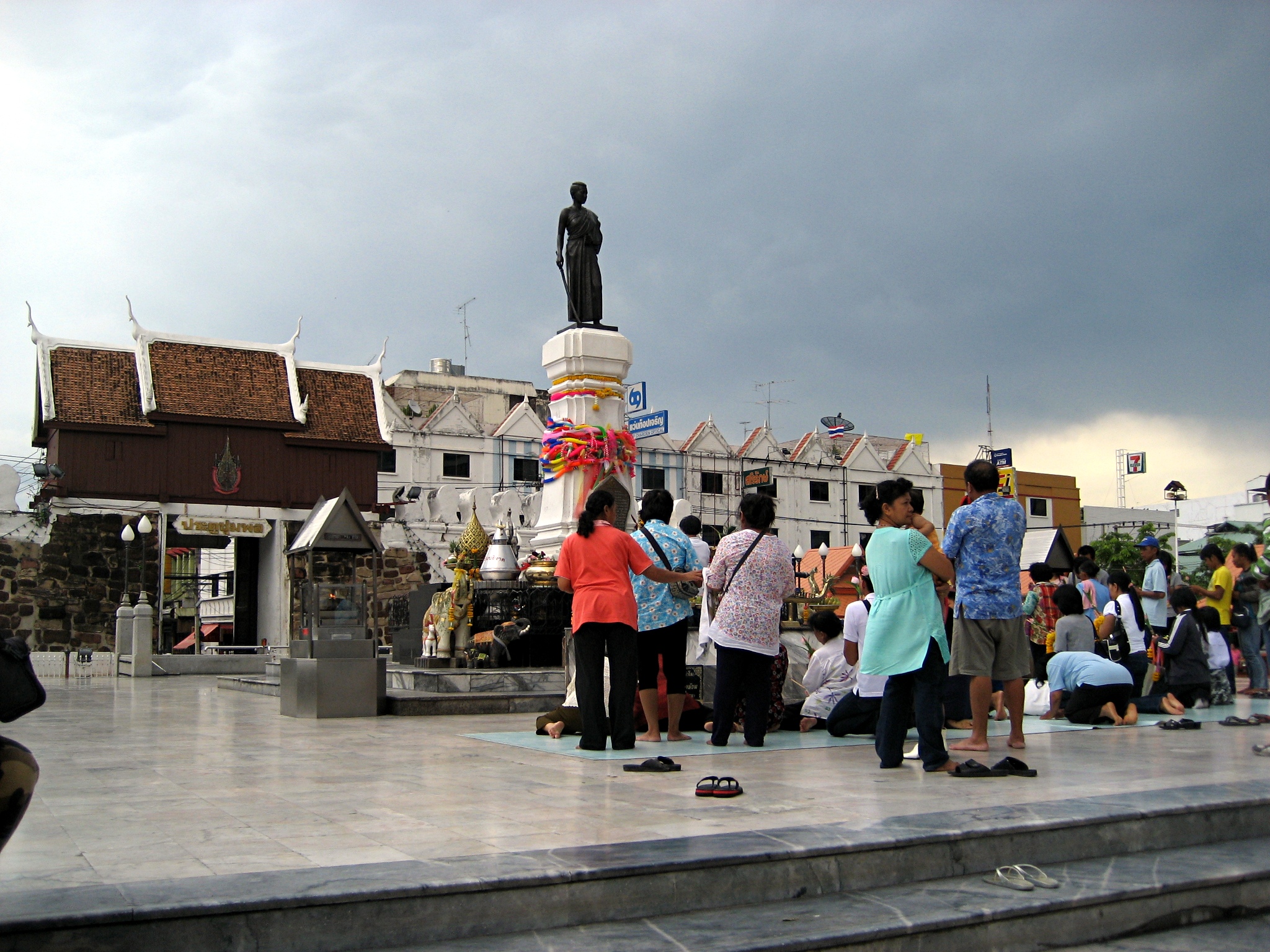 File Thao Suranaree Statue Korat Thailand Jpg Wikimedia Mons