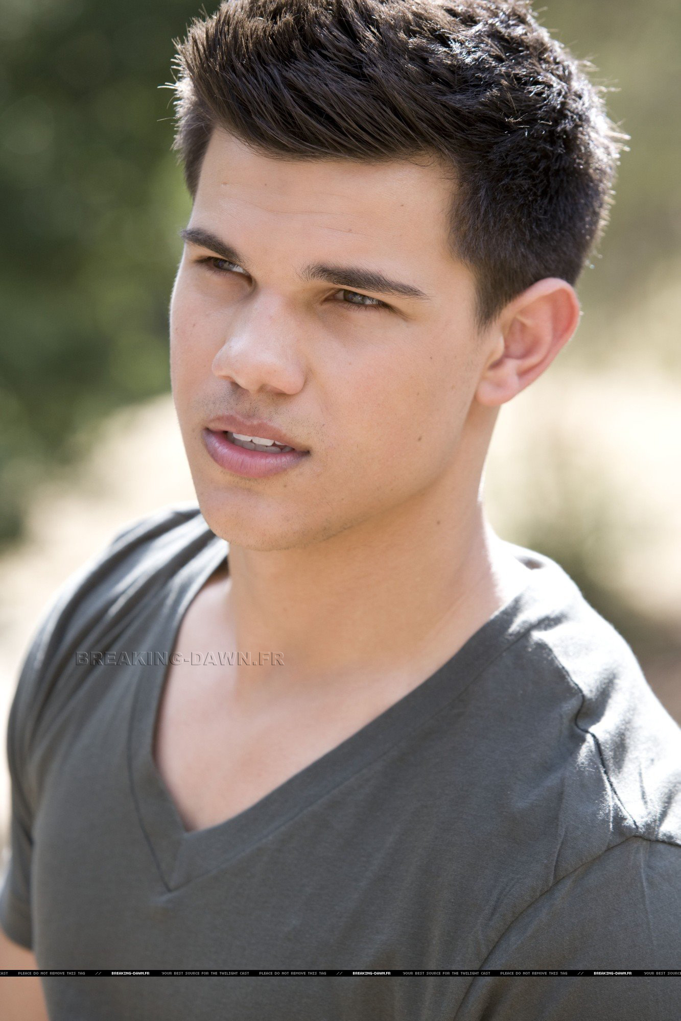 Taylor Lautner - Back to the gym :/ clean shaven and look 16. Don't selfie  and drive. | Facebook