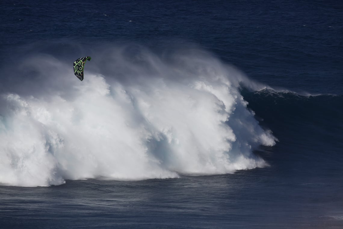  the grinder on a huge day at Jaws with his Wainman Hawaii Rabbit kite 1140x760