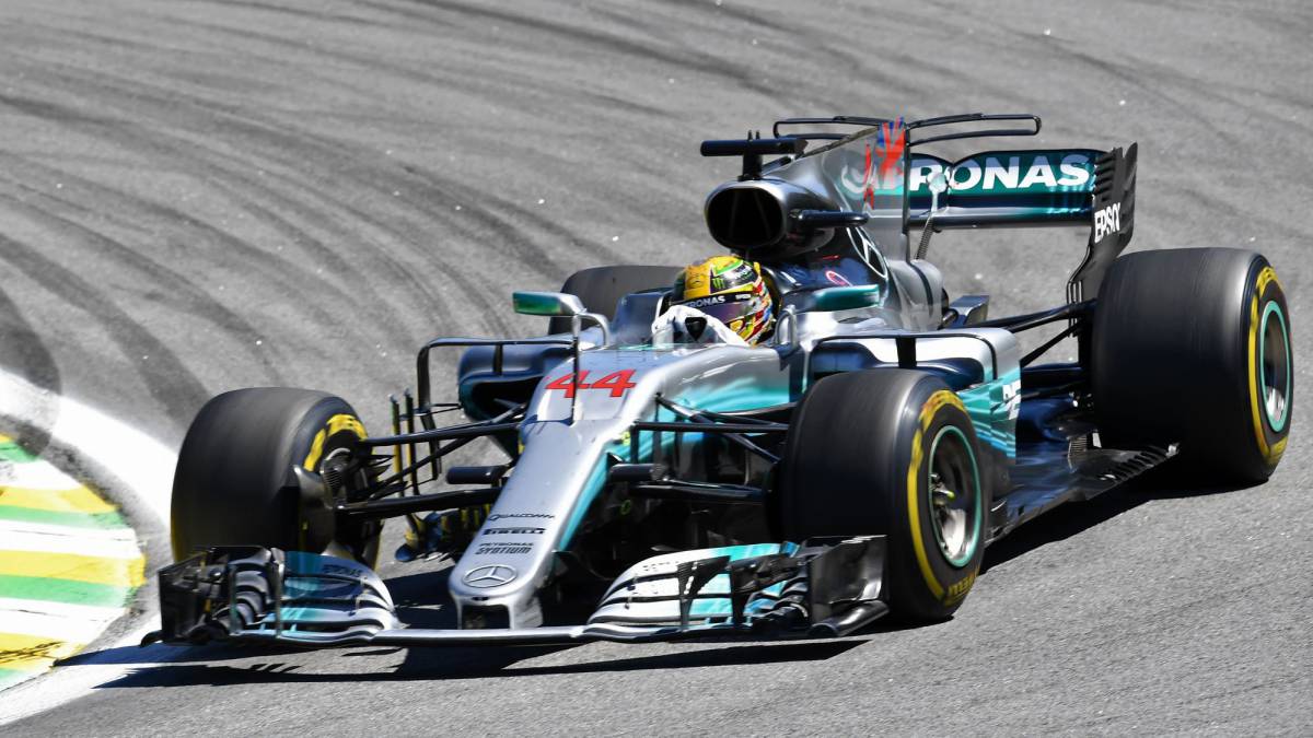 F1 Hamilton Pilot Con El Motor Mercedes A M Xima Potencia