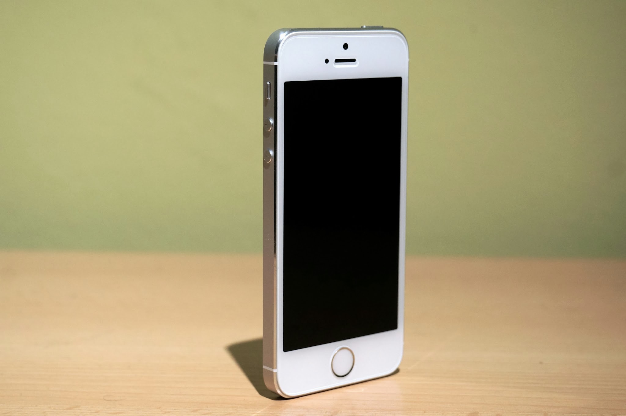 New Iphone 5S on the table wallpapers and images   wallpapers