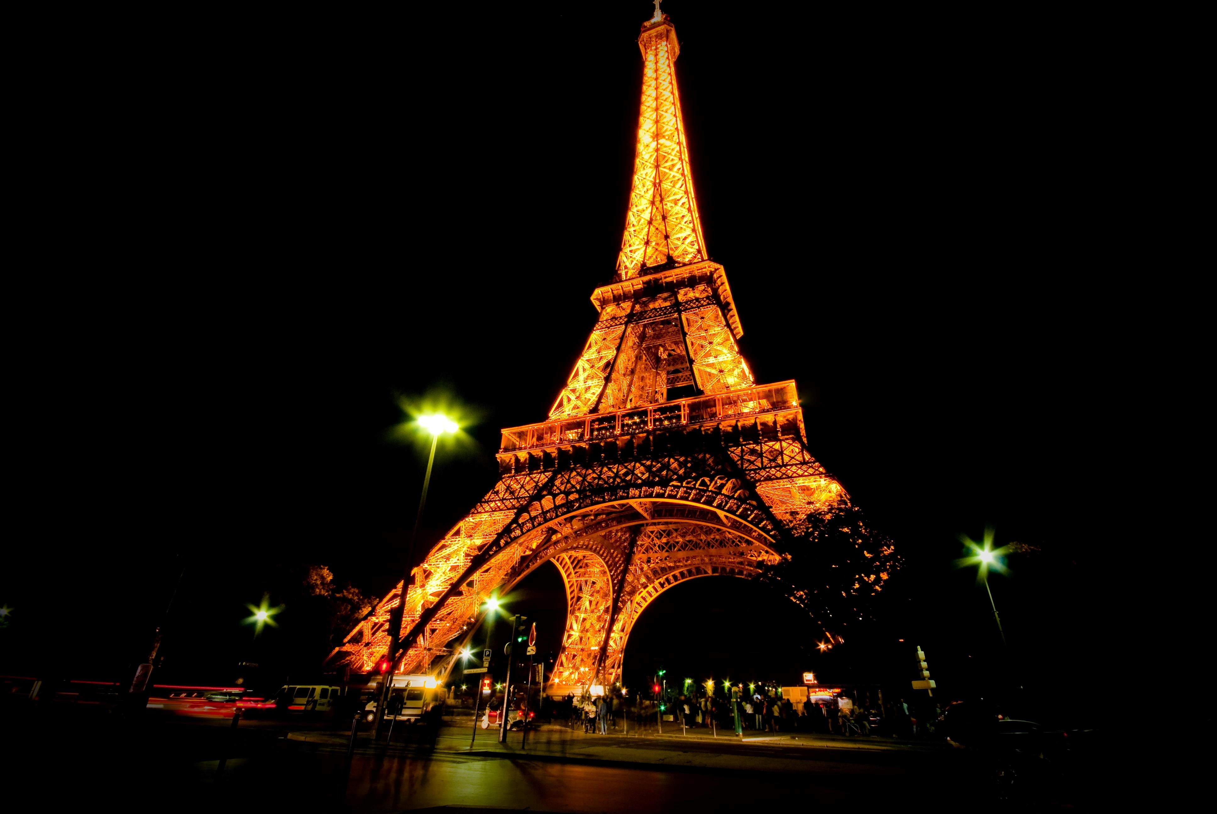 [72+] Eiffel Tower At Night Wallpaper on WallpaperSafari