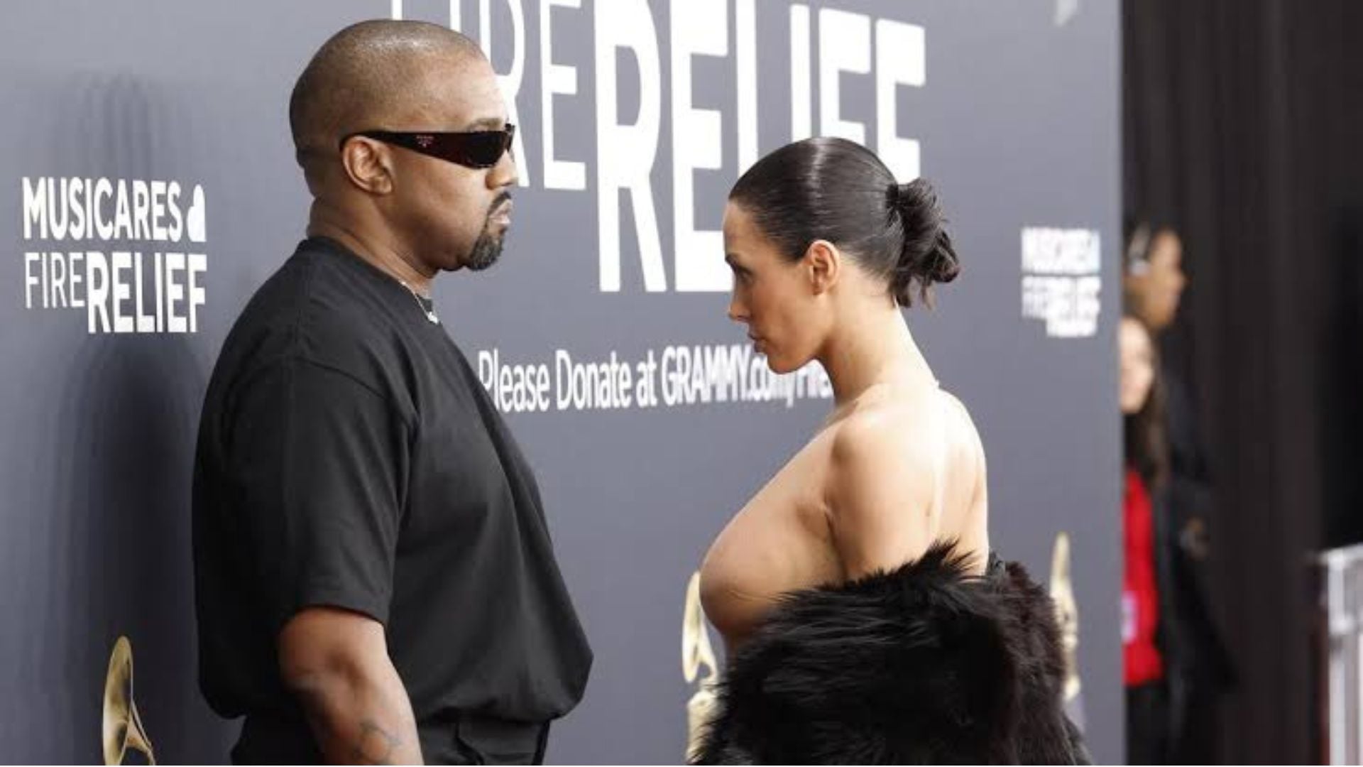 Kanye West Dan Bianca Censori Gegerkan Grammy Dengan Penampilan Wallpaper