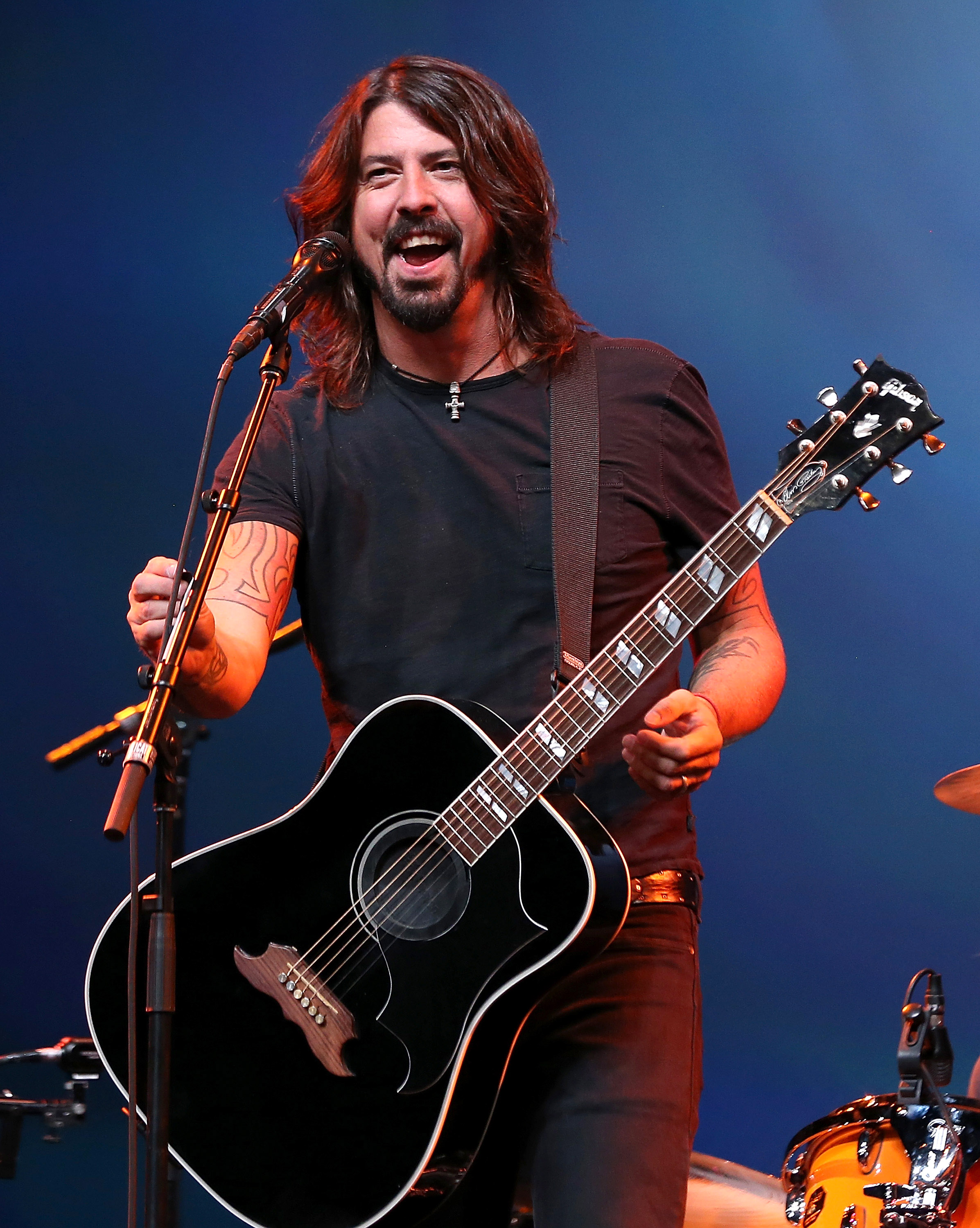 Dave Grohl Continues Foo Fighters Concert After Injuring Leg